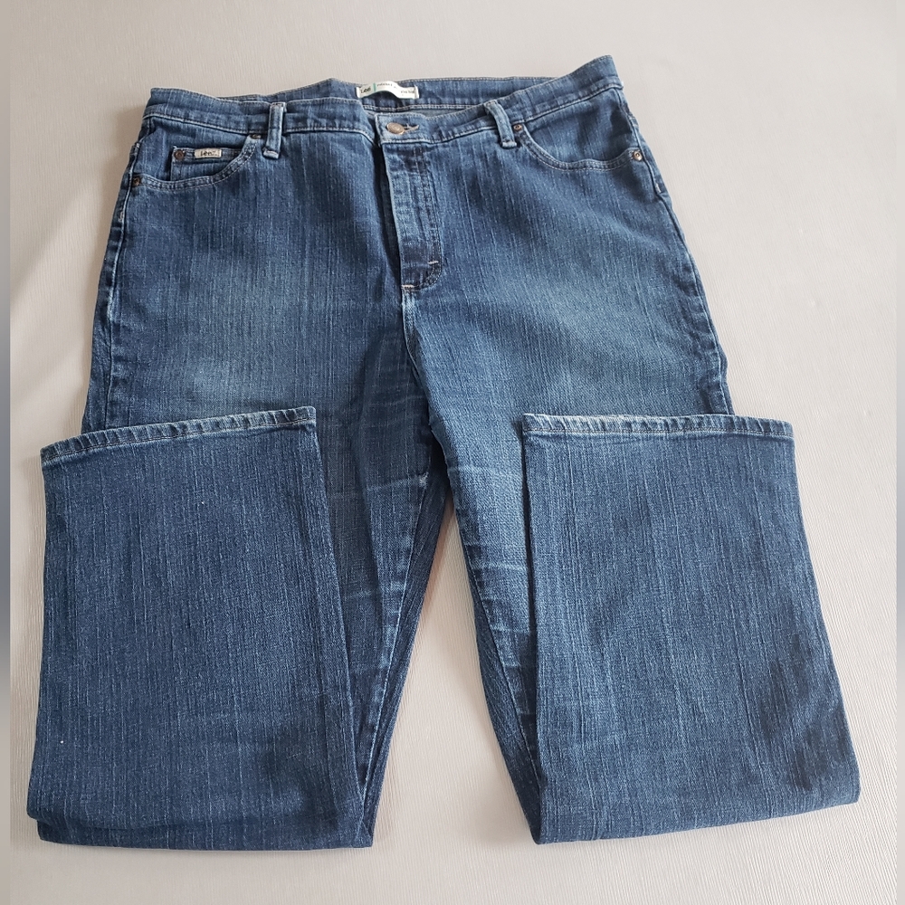 Lee relaxed fit size 16M DARK BLUE colored jeans